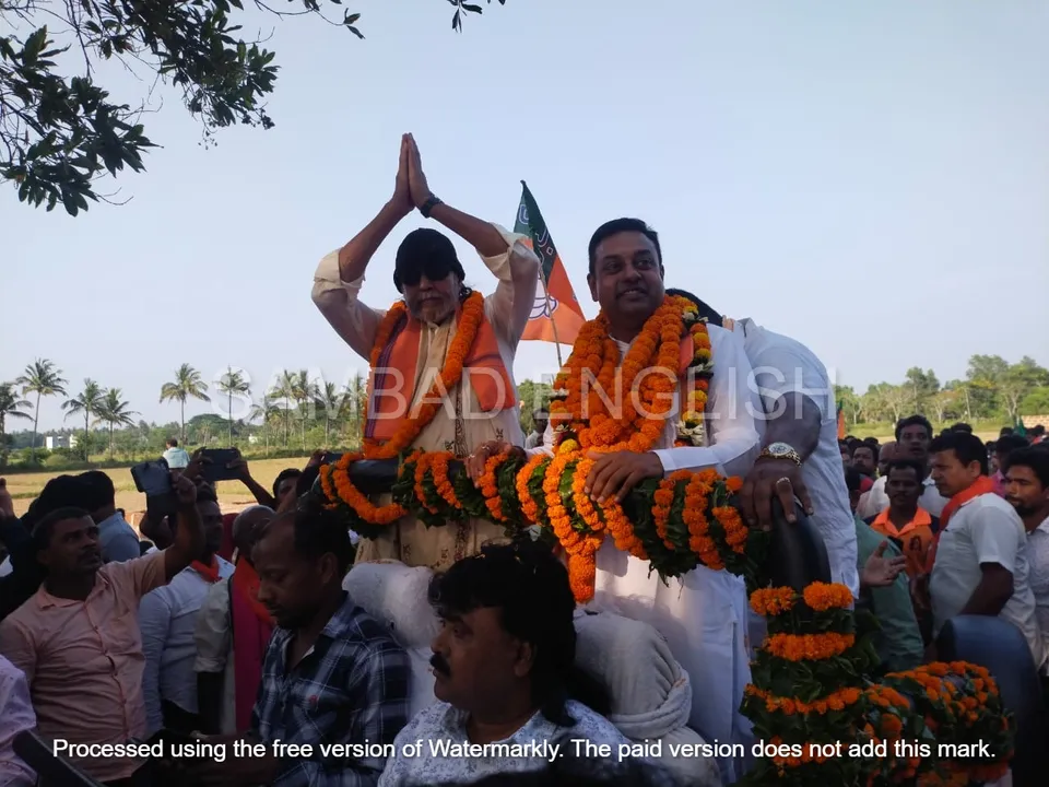 [Watch] Mithun Chakraborty performs Akhi Muthi Anukula on Akshaya Tritiya in Odisha village