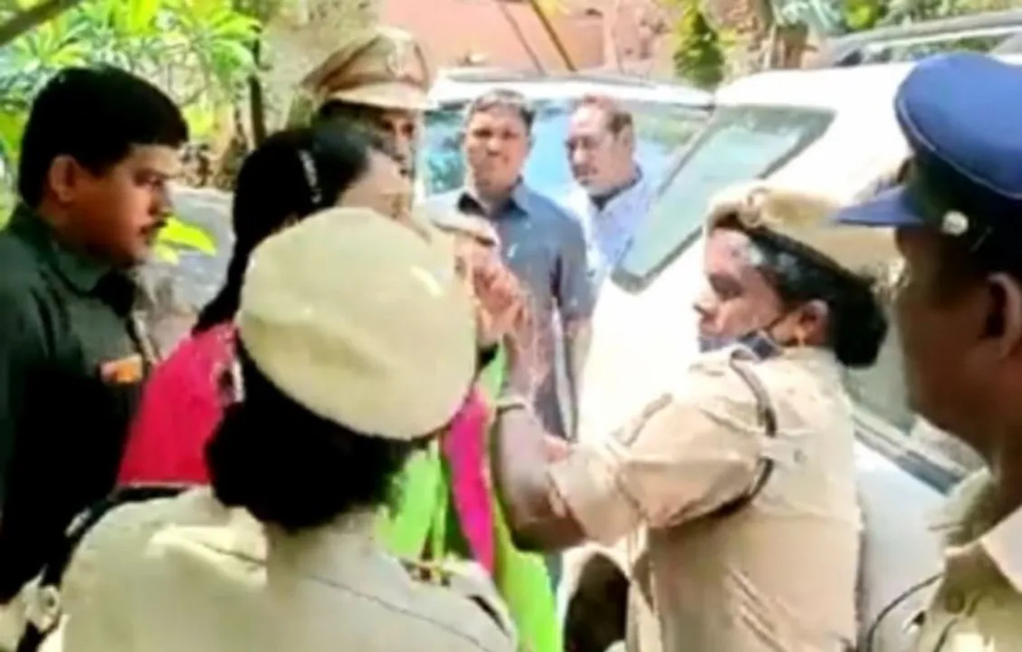  CM Jagan Mohan Reddy's mother Vijayamma slaps woman constable