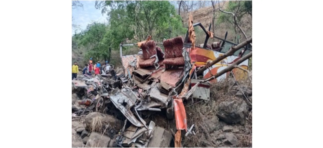  10 killed as bus falls into ditch on Mumbai-Pune highway