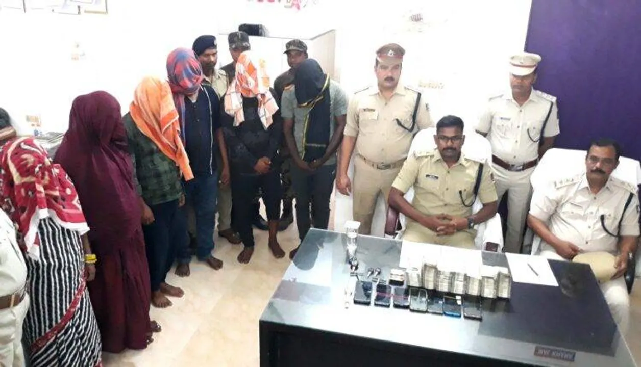  Odisha: 2 women among six held in Phulbani snatching case