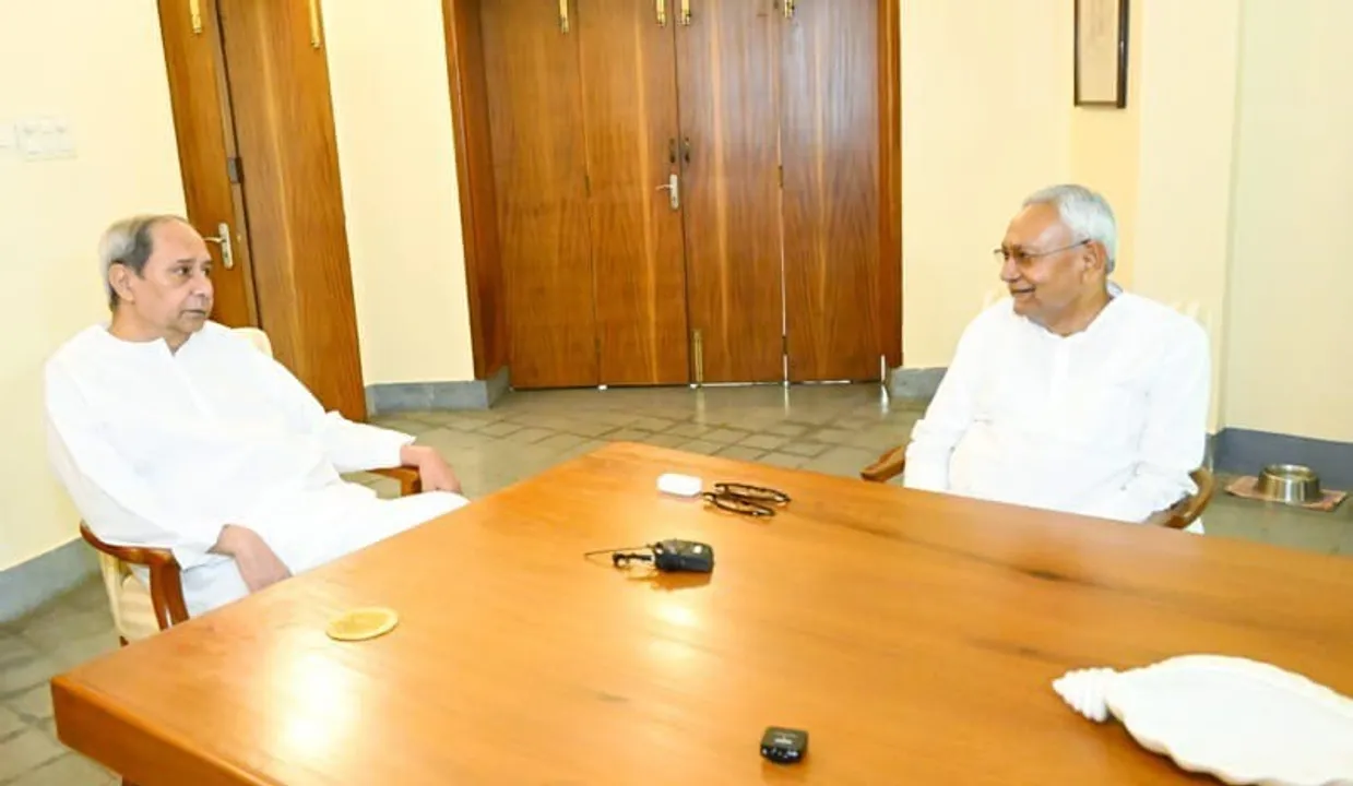  [In Pics] Nitish relishes Odia food with Naveen in Odisha