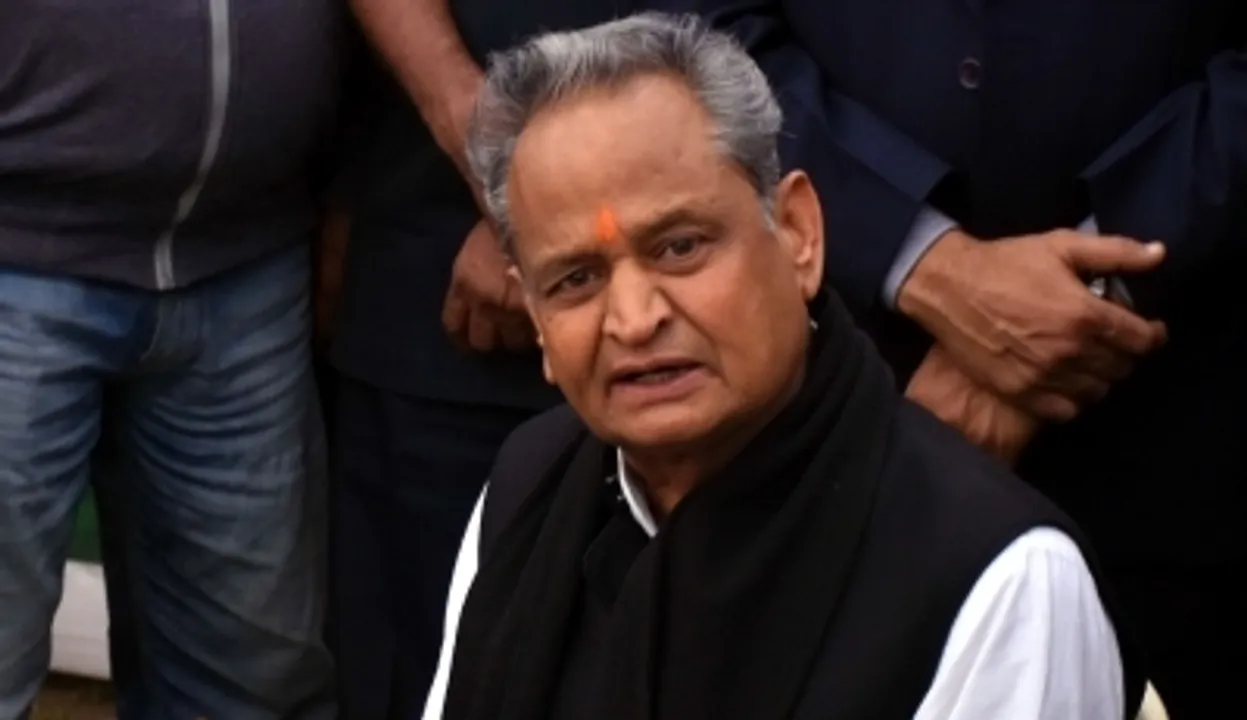  Gehlot throws mike at Barmer dist collector after it malfunctions