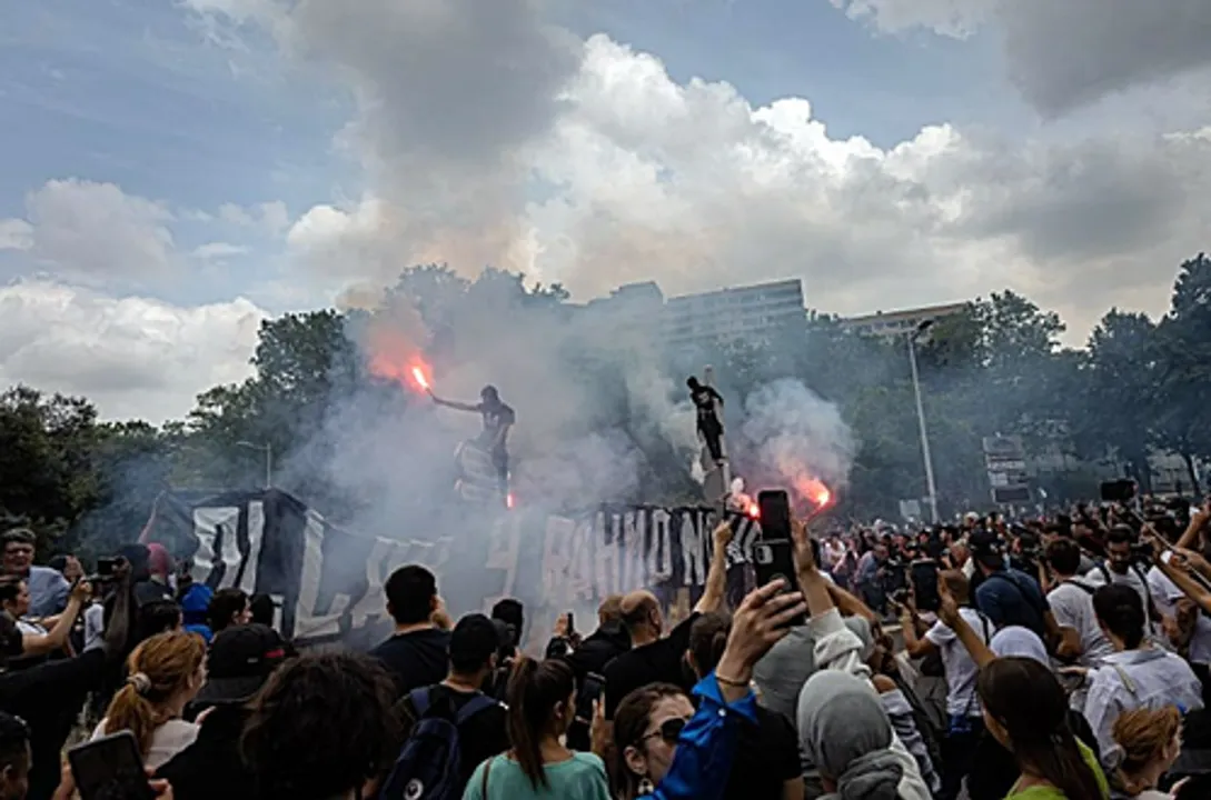  Over 400 arrested in France as violent protests continue