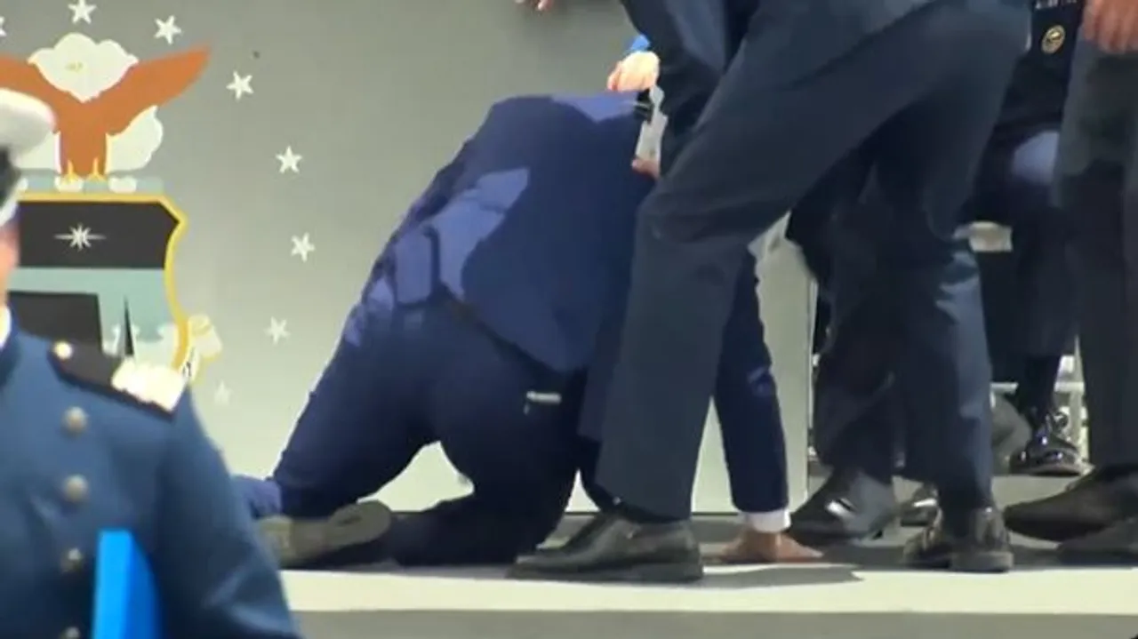  Joe Biden falls on stage during Air Force Academy event [Video]