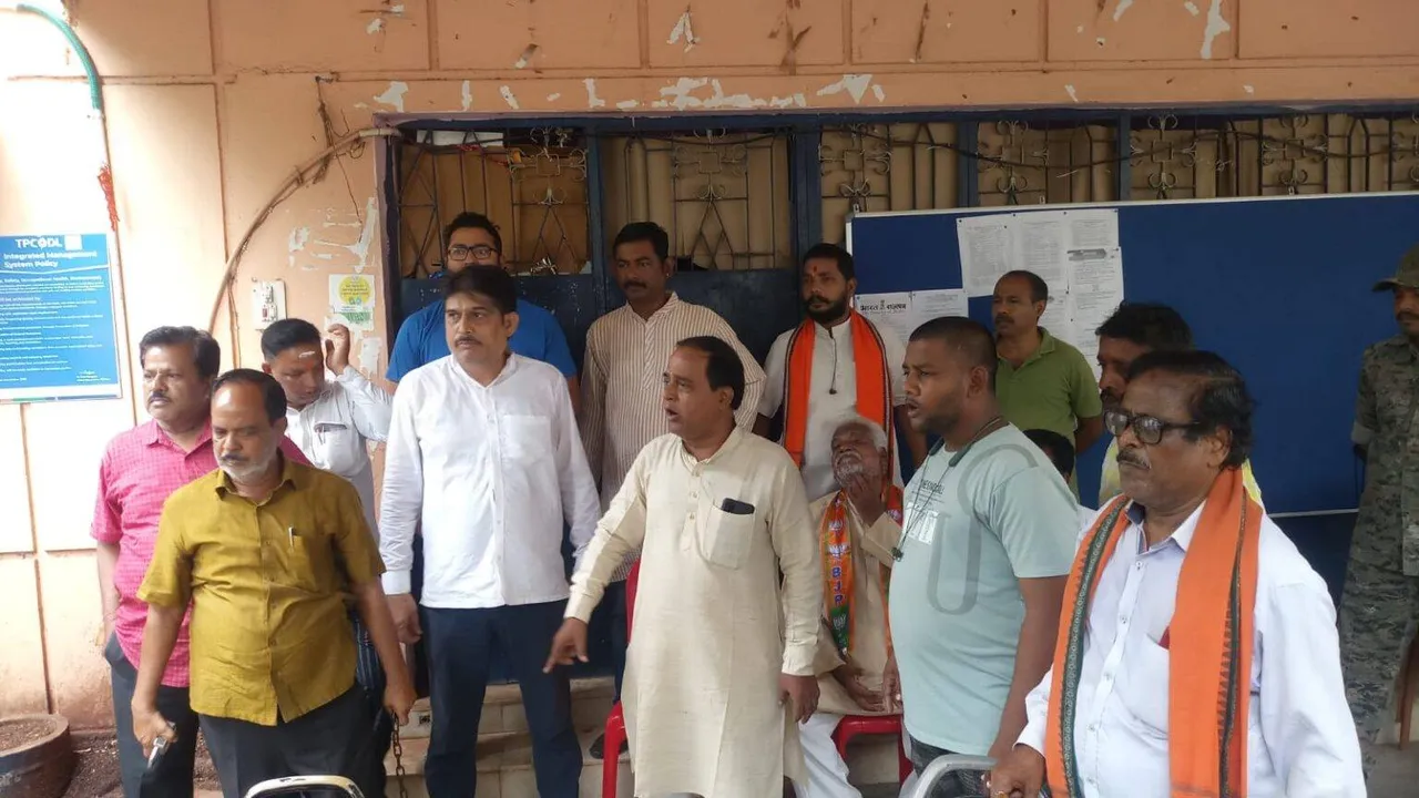  Power outage: BJP workers lock gate of TPCODL office in Odisha's Dhenkanal