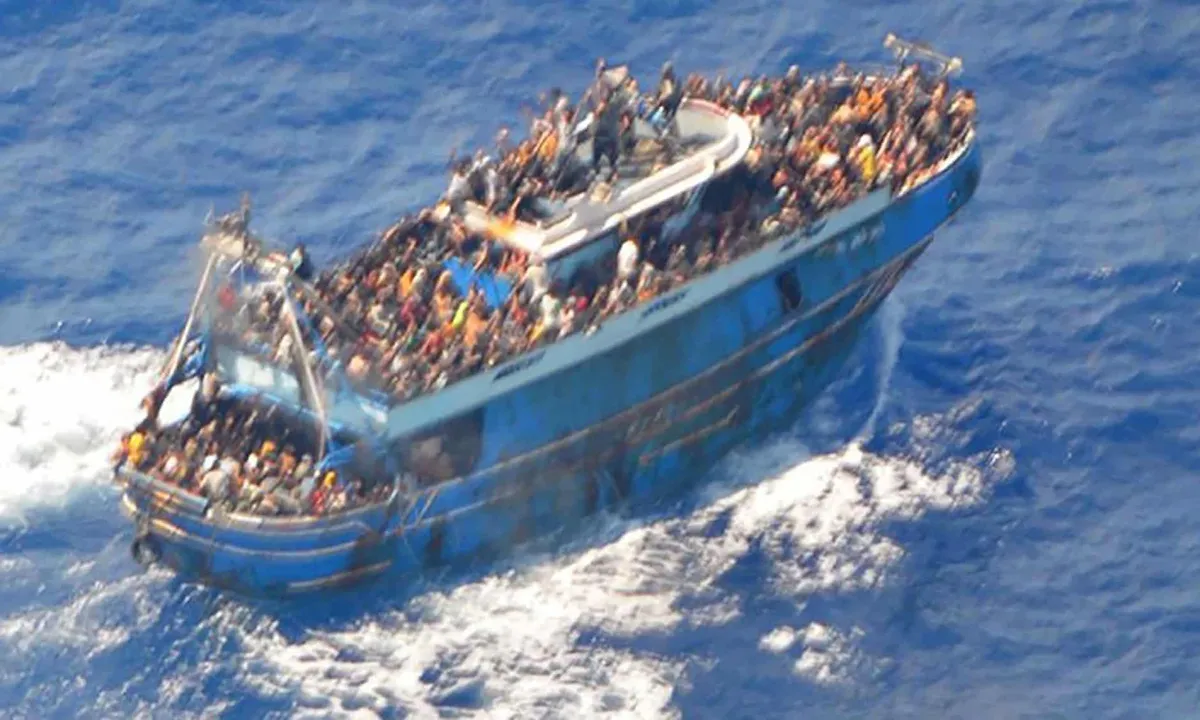  500 missing after migrant vessel sinks off Greece