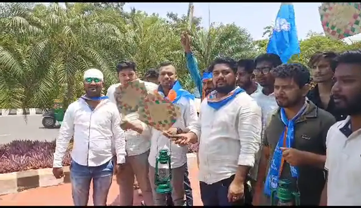  Odisha BJP, Cong hit streets over Minister's remark on frequent power cuts