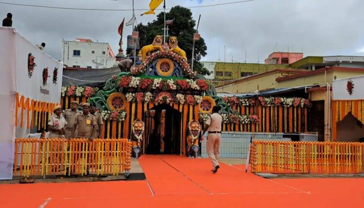  President Droupadi Murmu offers prayers at Chandi Temple in Cuttack