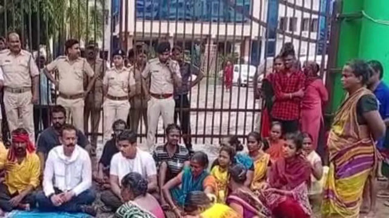  Odisha: Deceased sanitation worker’s family stages dharna in front of CMC demanding Rs 10 Lakh compensation