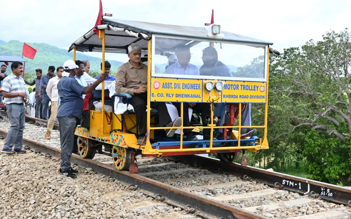  CRS inspects Nuagaon Road-Dasapalla railway section of Khurda Road-Balangir rail line project