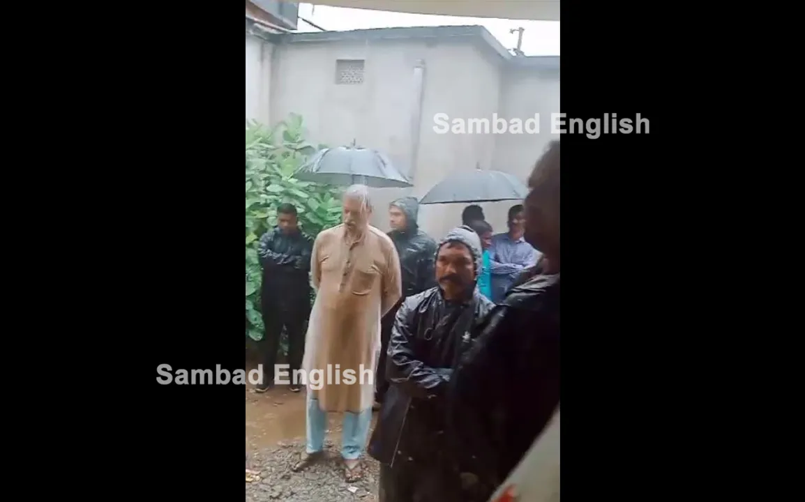  Braving rain, former Odisha MLA KV Singh Deo protests against power cuts in Patnagarh