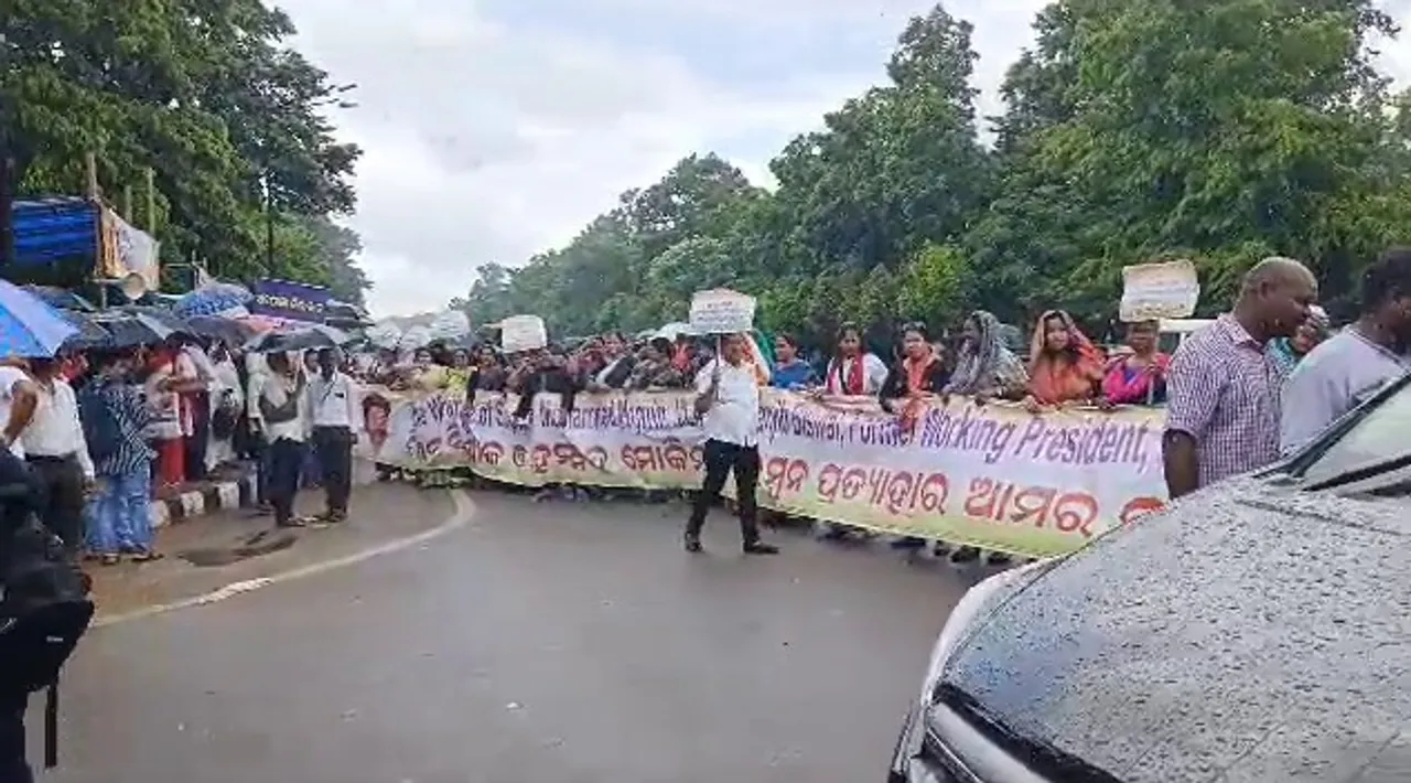  Congress workers hit streets in Odisha capital opposing suspension of Moquim, Chiranjib