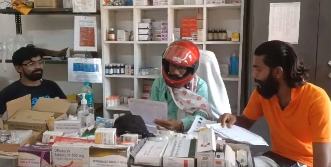  Pharmacist wears helmet on duty in Odisha hospital. Here’s why