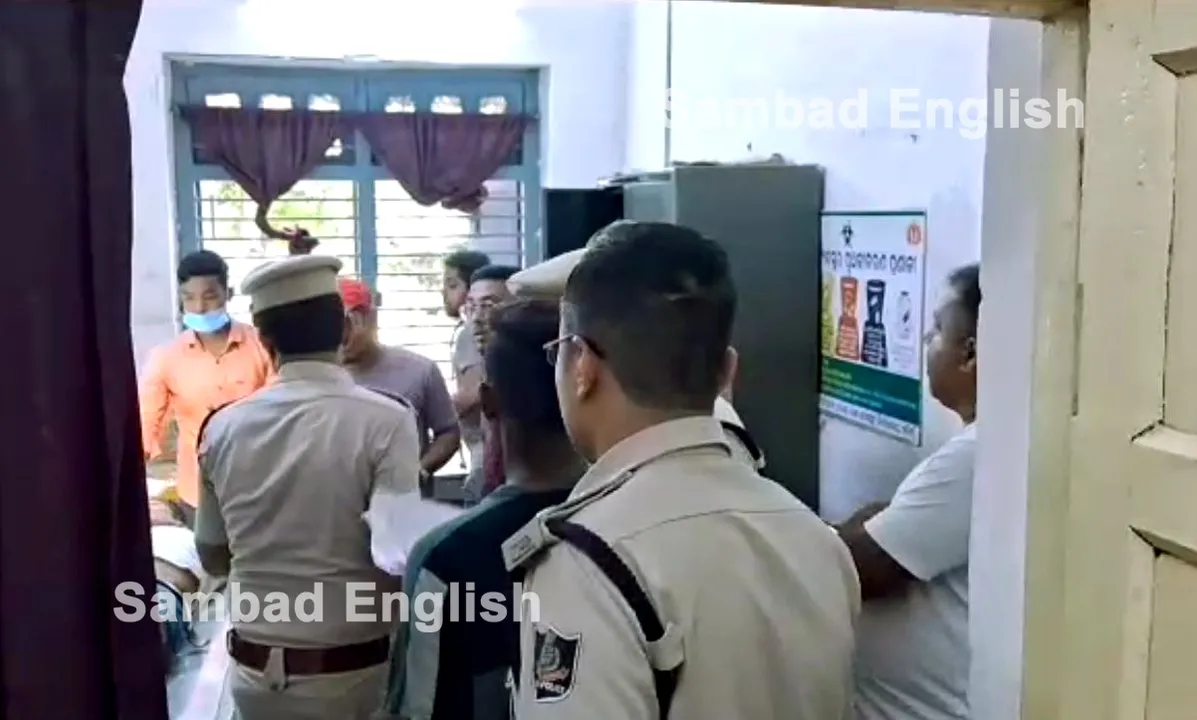  Odisha: Ganjam SP acts Good Samaritan; facilitates accident victim to hospital in his vehicle