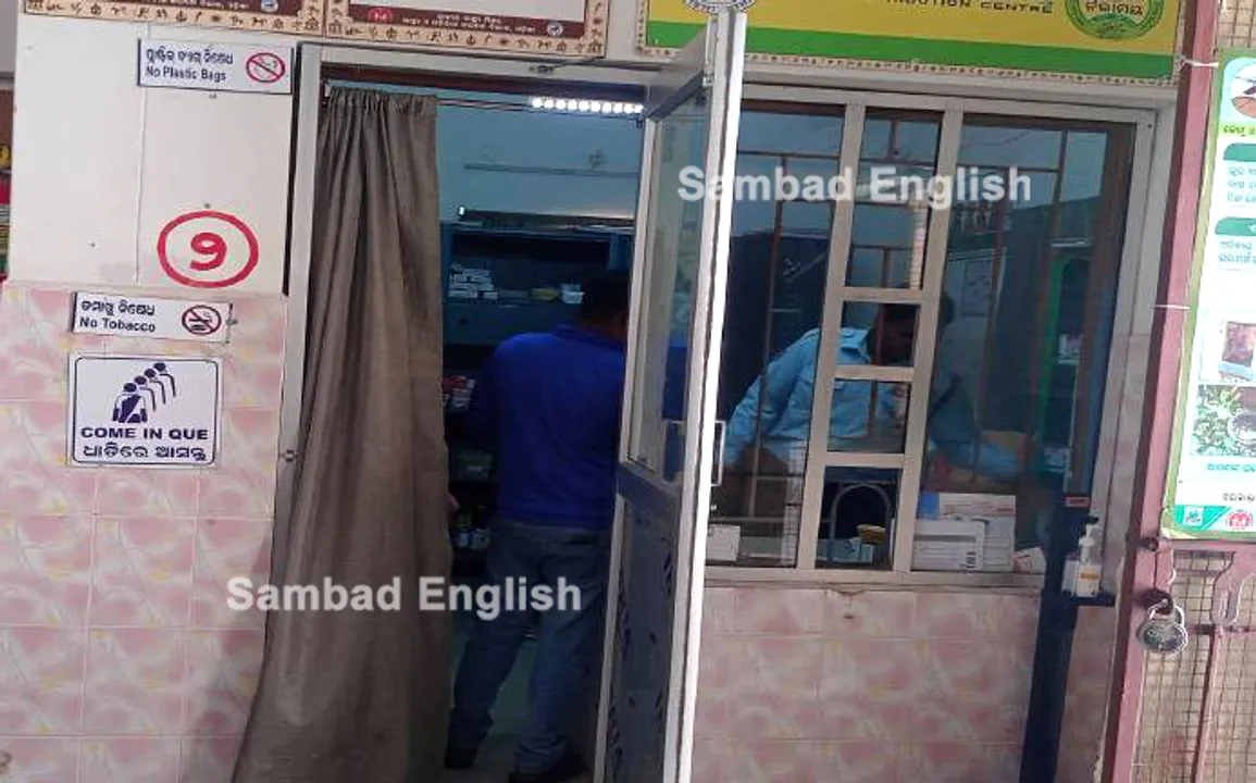  Security guard doubles as pharmacist in government hospital of Odisha’s Ganjam; video goes viral