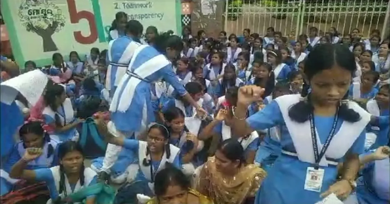  [Watch] Students protest against merger of Unit-9 Govt Girls' High School in Bhubaneswar