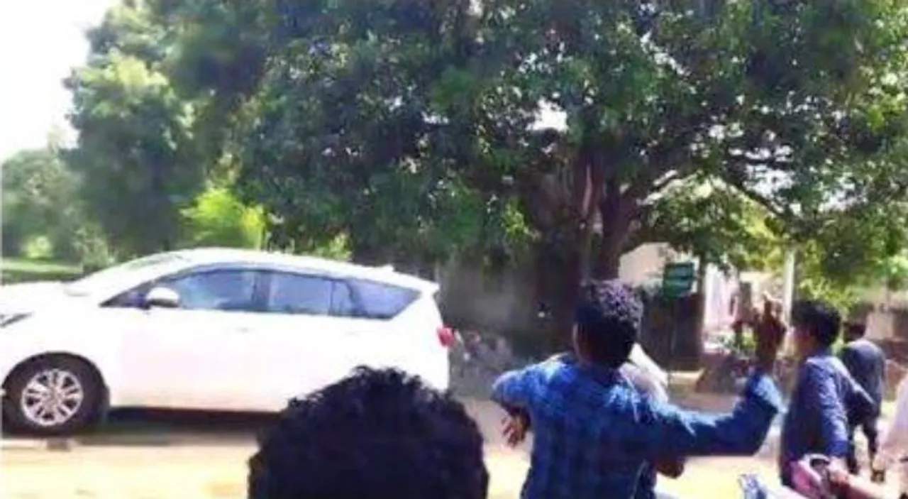  AAP workers hurl eggs at Odisha 5T Secy VK Pandian’s carcade