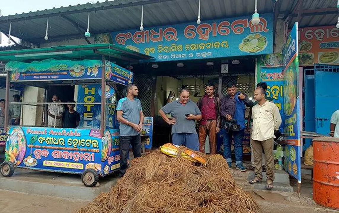  Bhubaneswar: BMC dumps trash in front of hotel which flouted sanitation norms