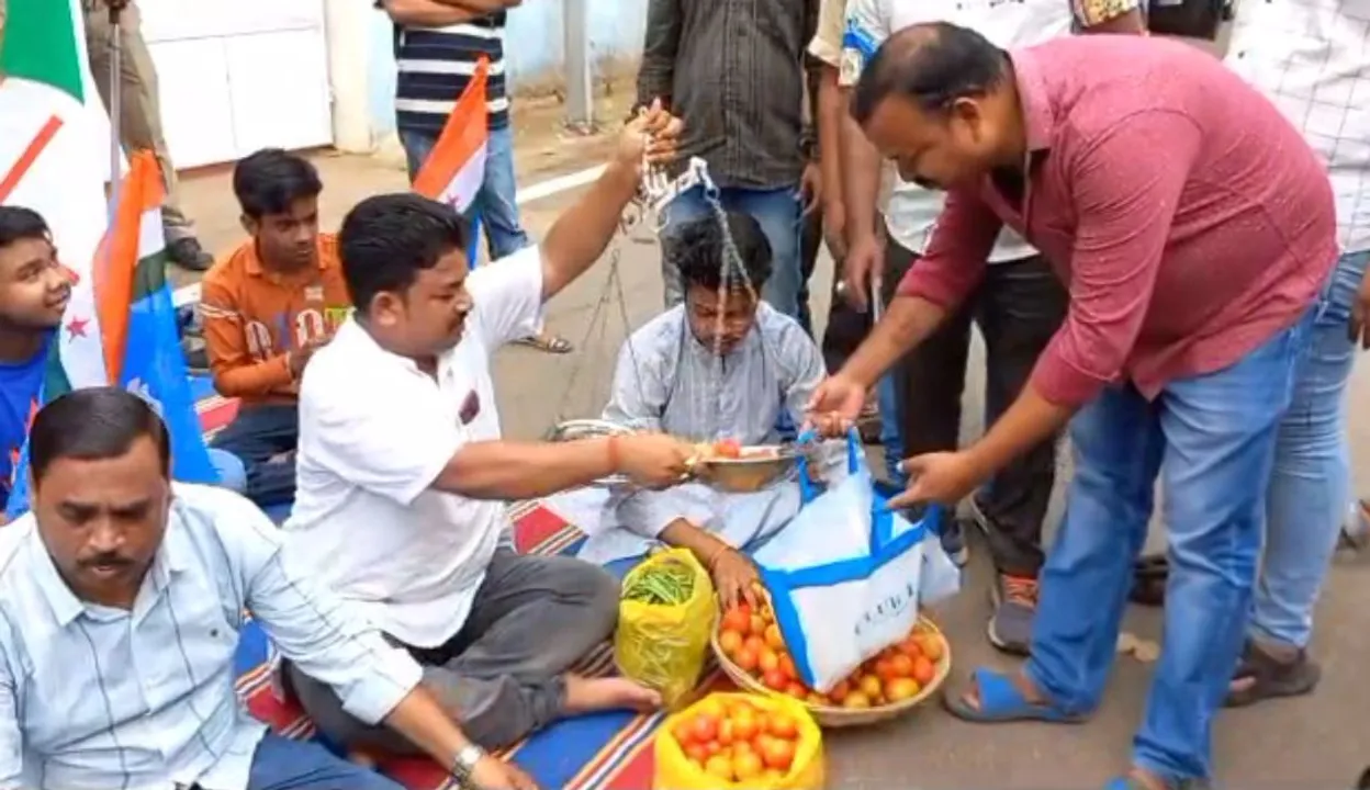  Protest against price rise: NSUI activists sell vegetables at cheap rates in front of Odisha minister’s house