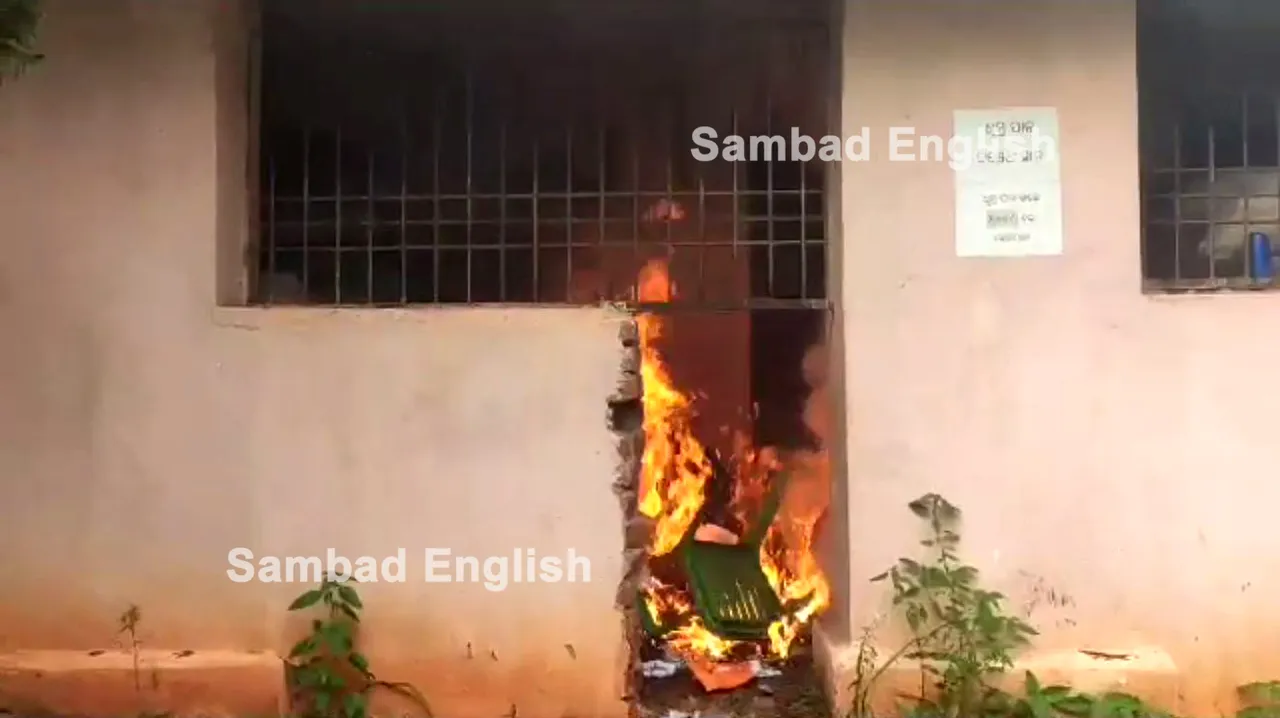  (Watch video): Locals set Phiringia PS on fire alleging involvement of IIC, two staff in ganja peddling in Odisha's Kandhamal