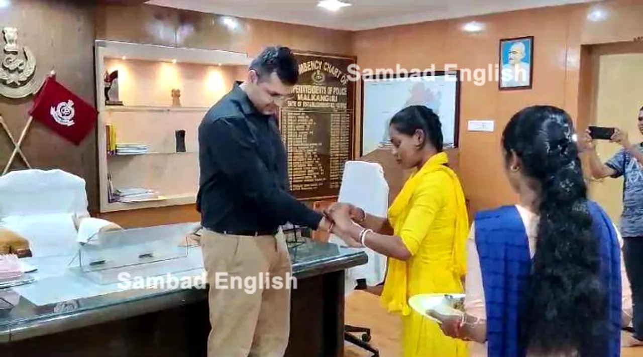  Odisha: 4 former woman Maoist leaders tie Rakhi to Malkangiri Superintendent of Police
