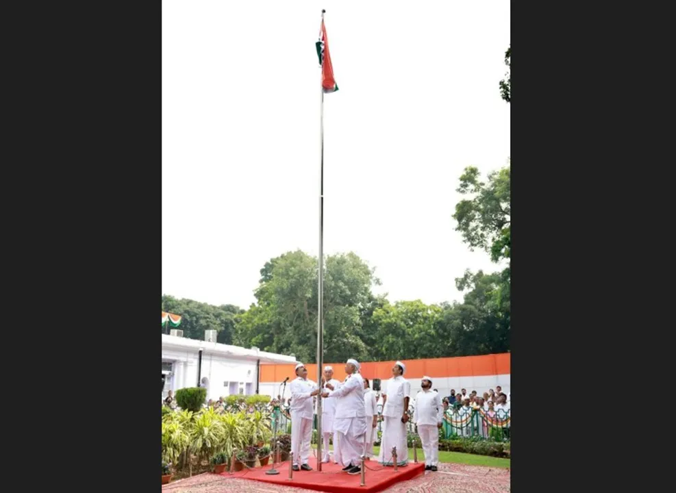  Kharge skips I-Day celebrations at Red Fort, hoists Tricolour at Congress HQ