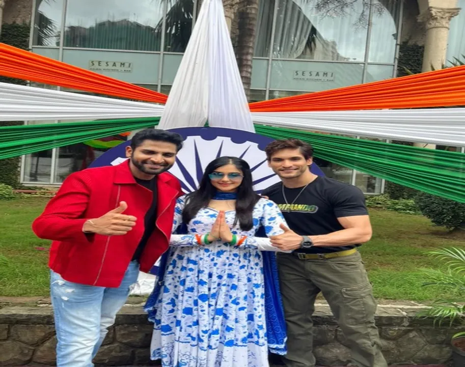  Debutant Prem Parija, Adah Sharma, Vaibhav Tatwawadi flag off I-Day bike rally in Mumbai