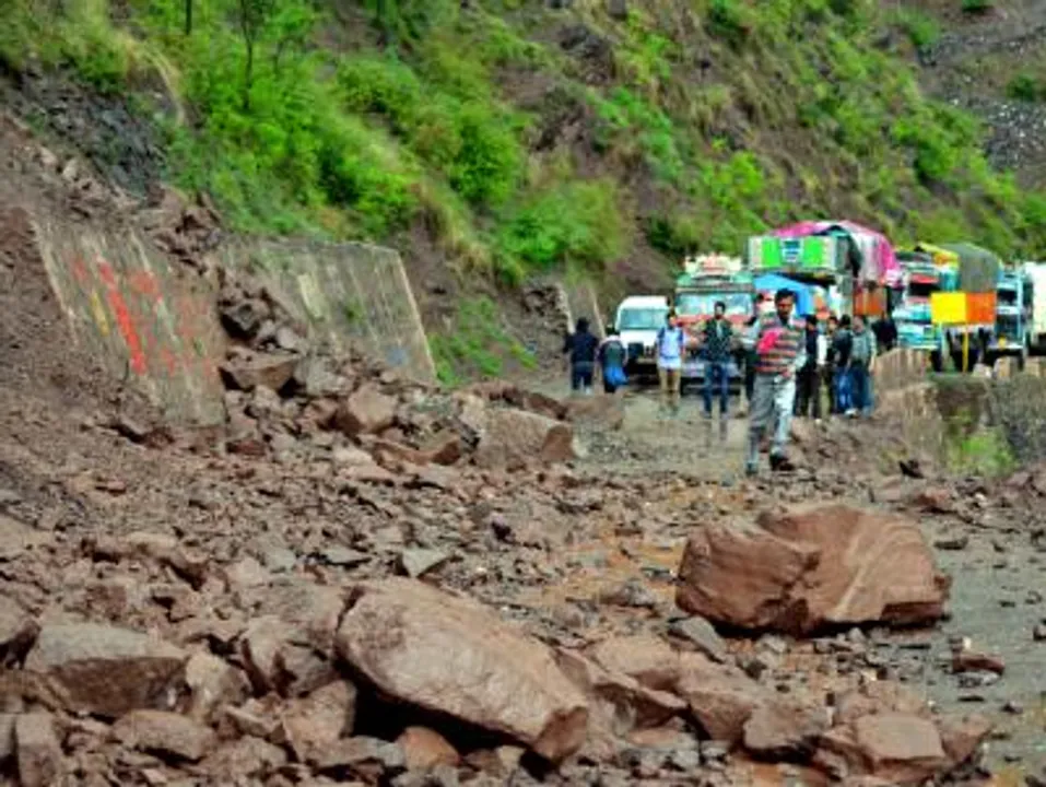  Amarnath Yatra suspended due to Jammu-Srinagar highway blockade