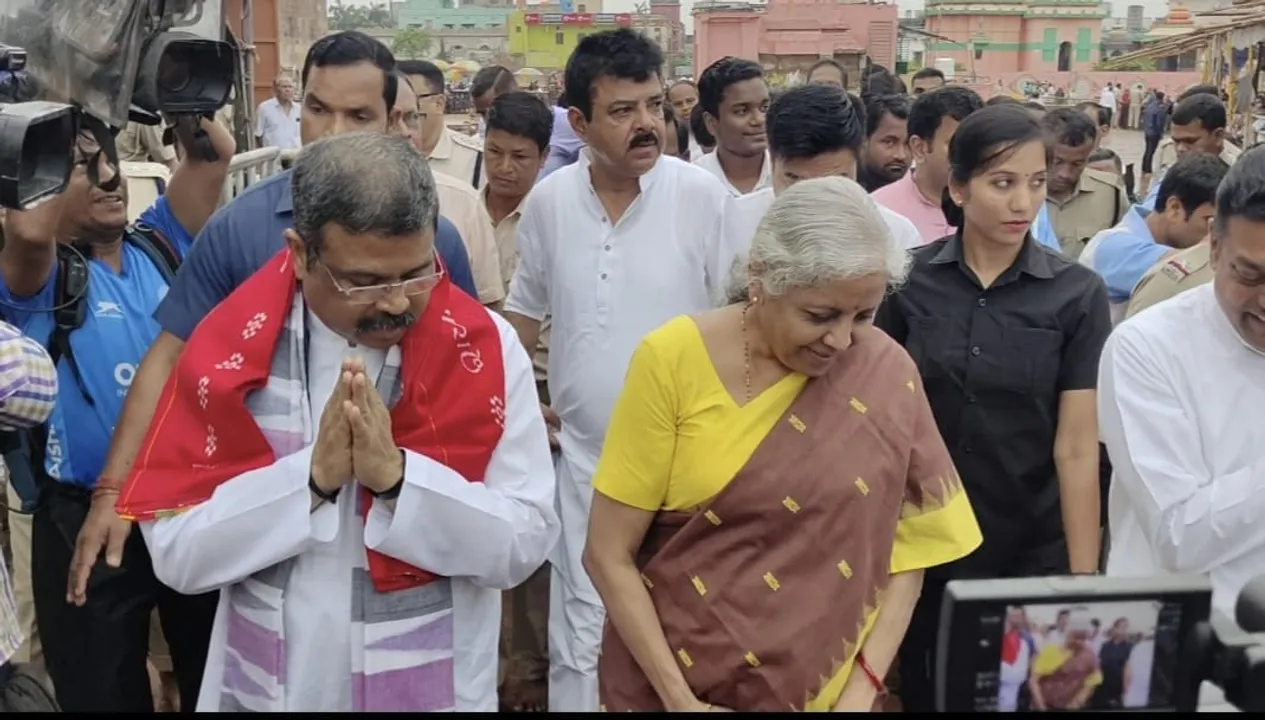  Nirmala Sitharaman visits Puri Jagannath Temple, offers prayers to deities