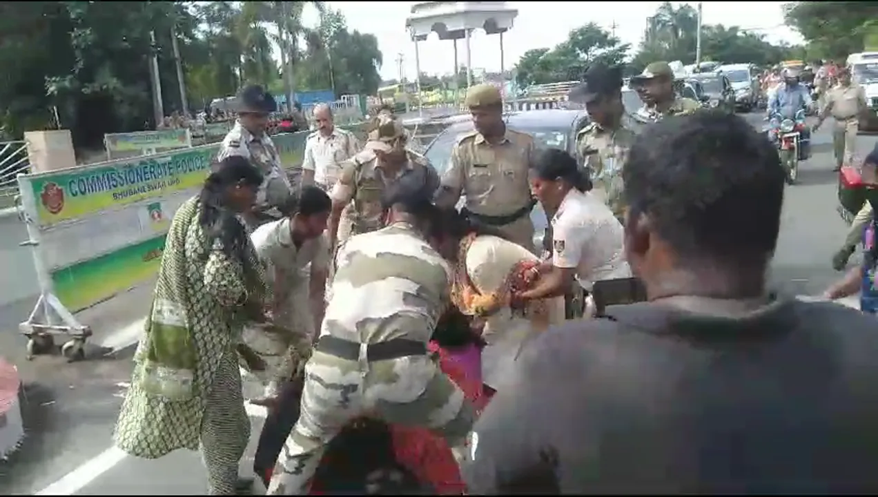  Six members of family attempt self-immolation in front of Odisha CM's residence