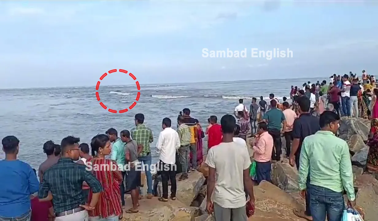  [Watch] 5 fishermen rescued, 3 others go missing after boat capsizes in Odisha’s Paradip