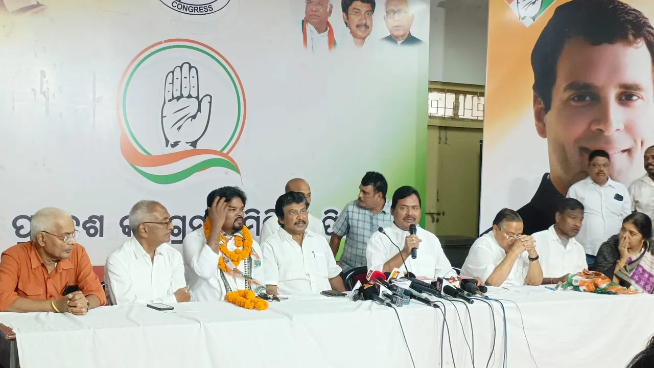  Former Indian Hockey captain Prabodh Tirkey joins Congress in Odisha