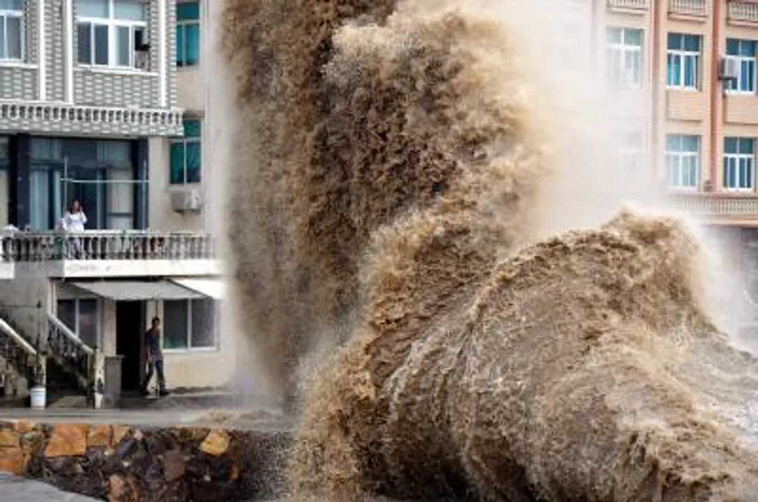  Typhoon Haikui forces evacuation of 294,100 residents in China