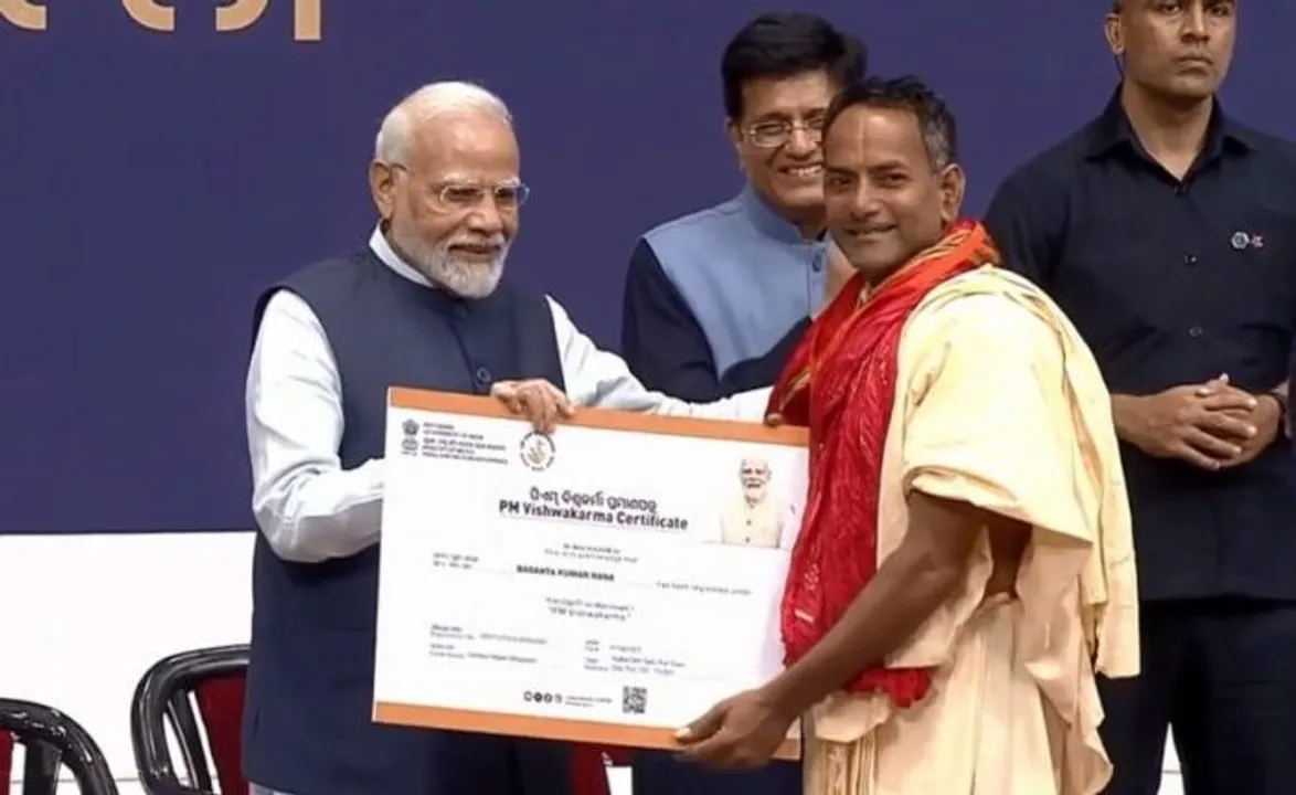  PM felicitates Odia artisan while launching Vishwakarma scheme in Delhi