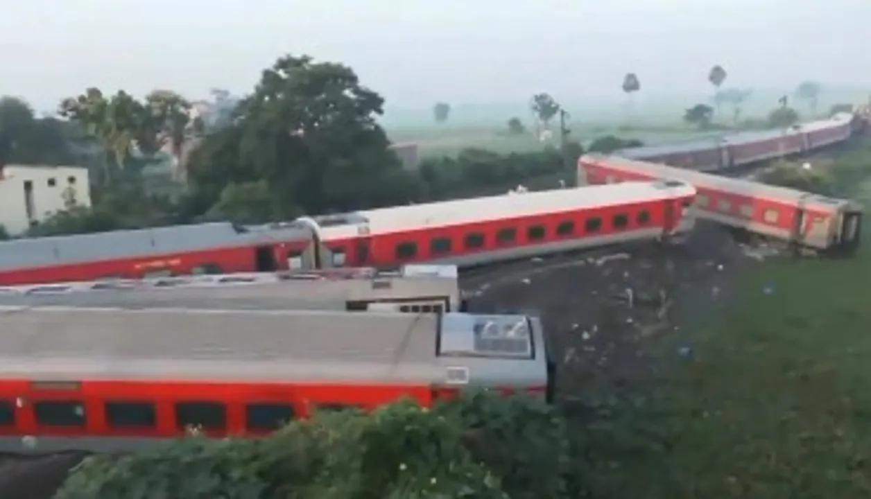  Four killed, many injured as North East Express derails in Bihar