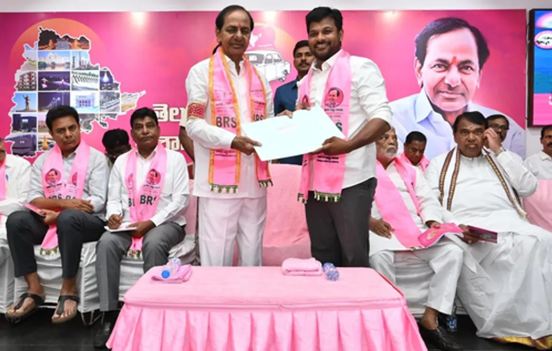  BRS promises Rs 3,000 to women, gas cylinder for Rs 400
