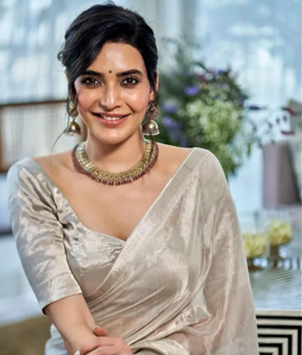  Karishma Tanna on winning award for 'Scoop': 'Now, I am known as a pretty girl with acting talent'