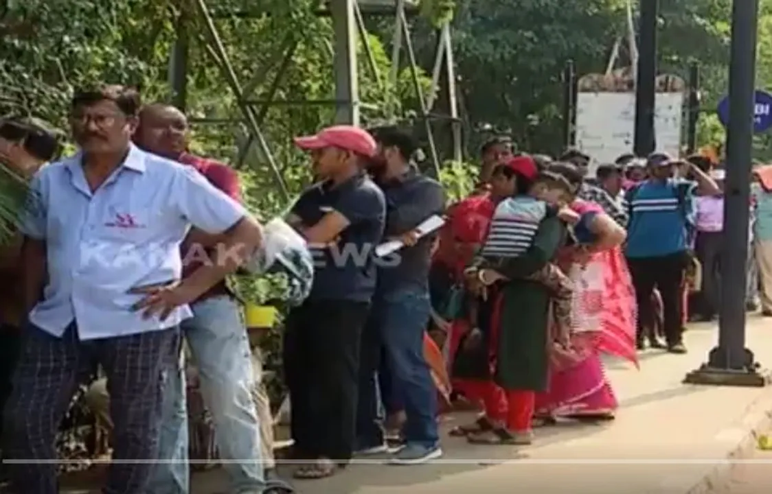  Watch: 'Suspicious' long queue at RBI Bhubaneswar to exchange Rs 2000 notes