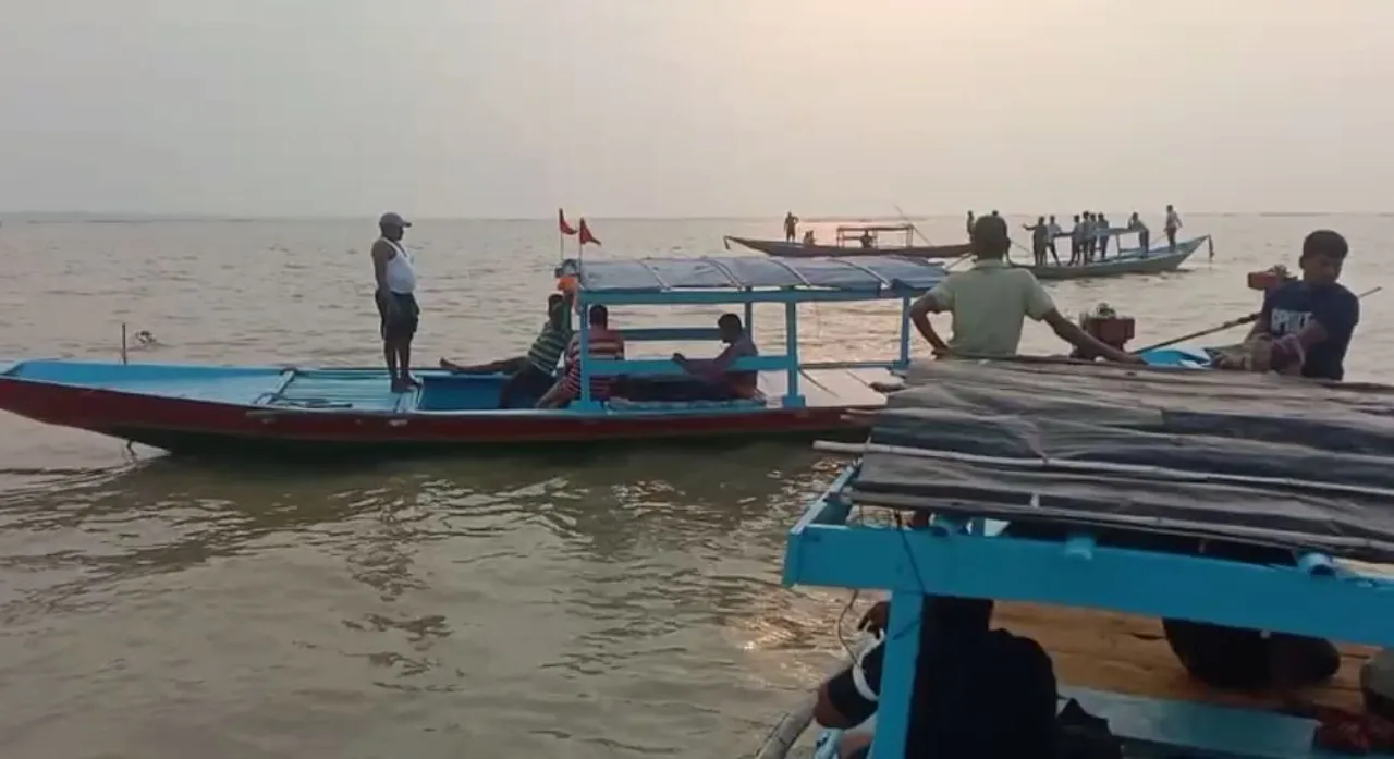  Odisha: Boatman missing after falling into Chilika lake; Stranded tourists rescued