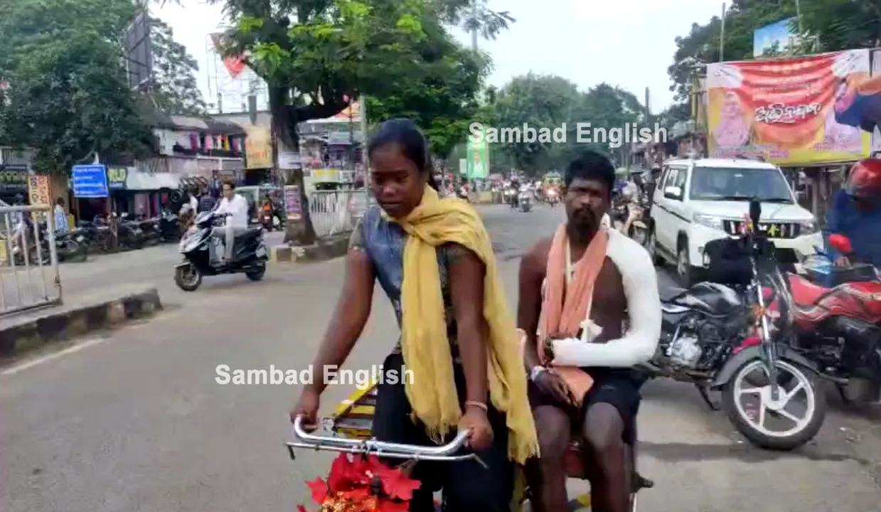  Girl pedals 35 Km to take her father on trolley rickshaw to hospital in Odisha’s Bhadrak