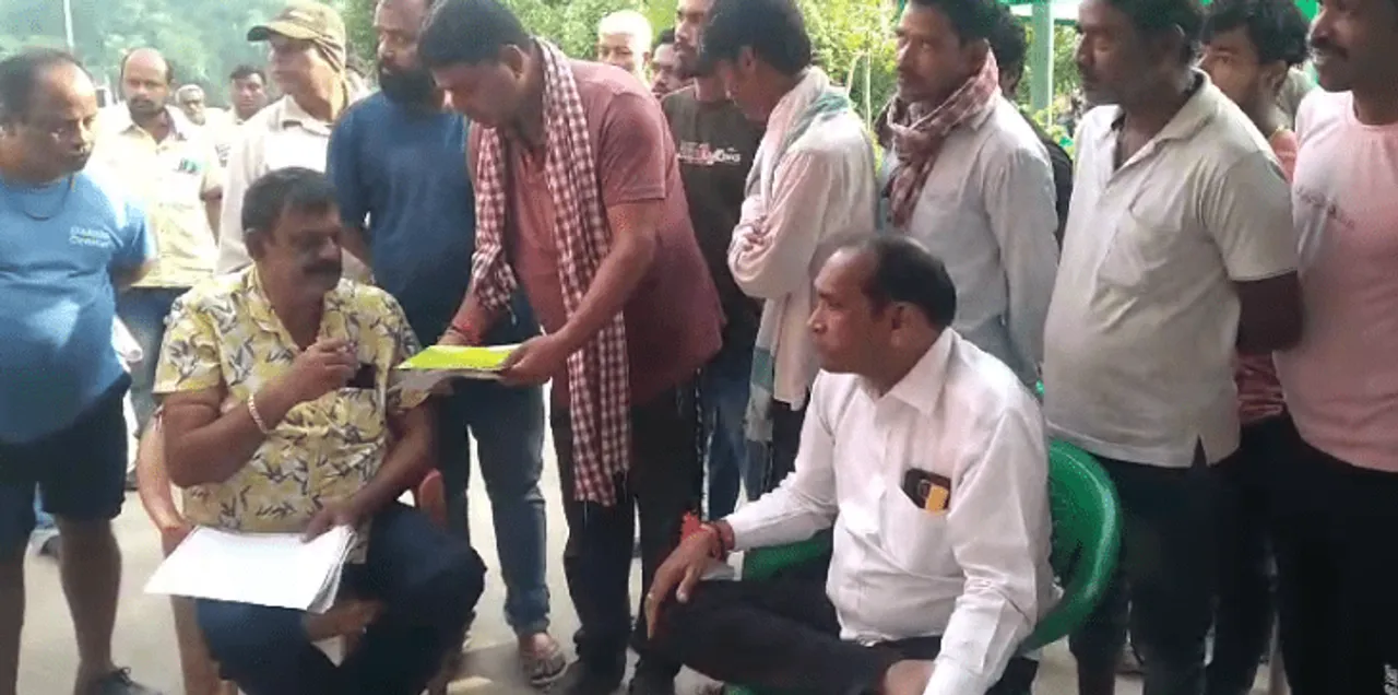  Locals detain Jatra troupe vehicle for not staging show in Odisha's Balasore