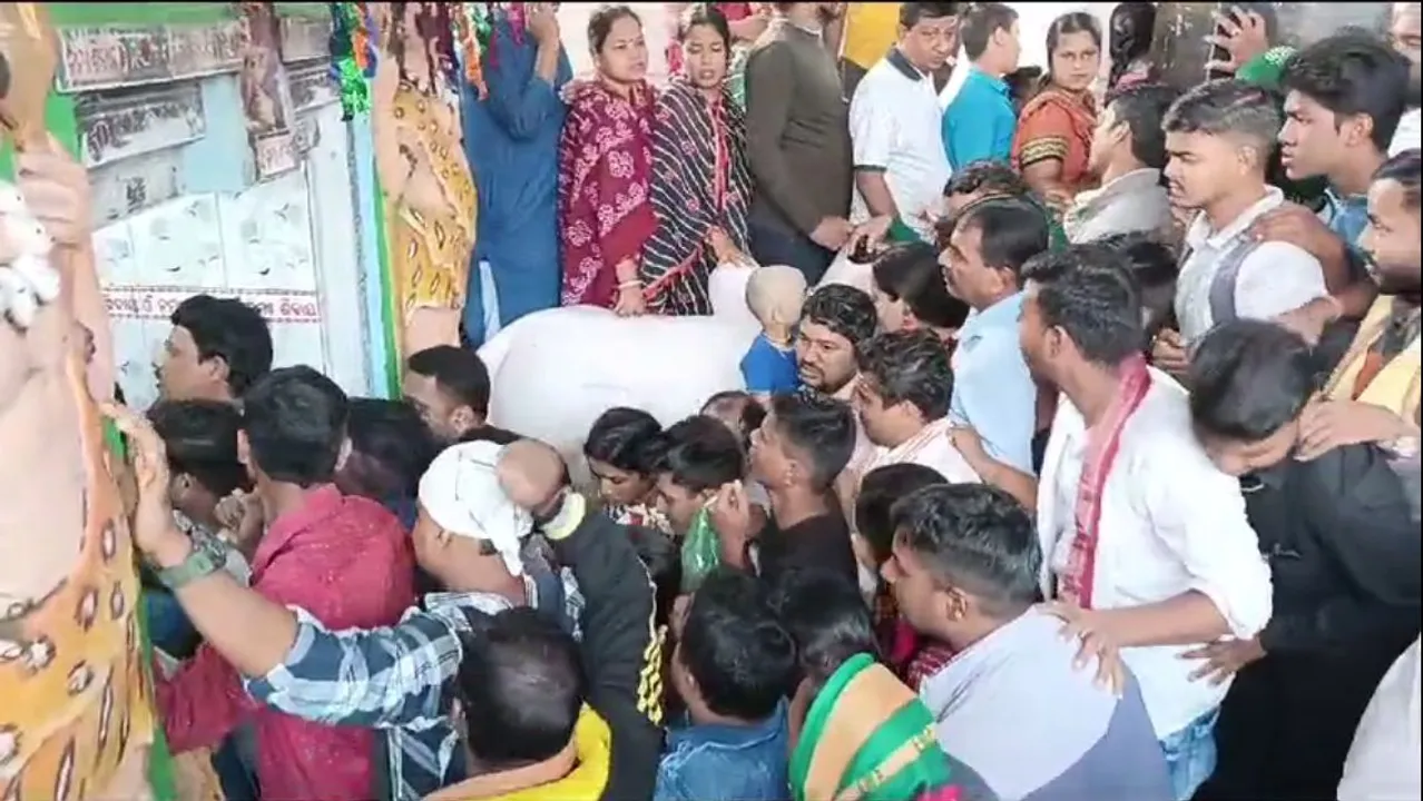  Odisha: Thousands throng Dhabaleswar shrine on first Monday of Kartika (Watch rituals)