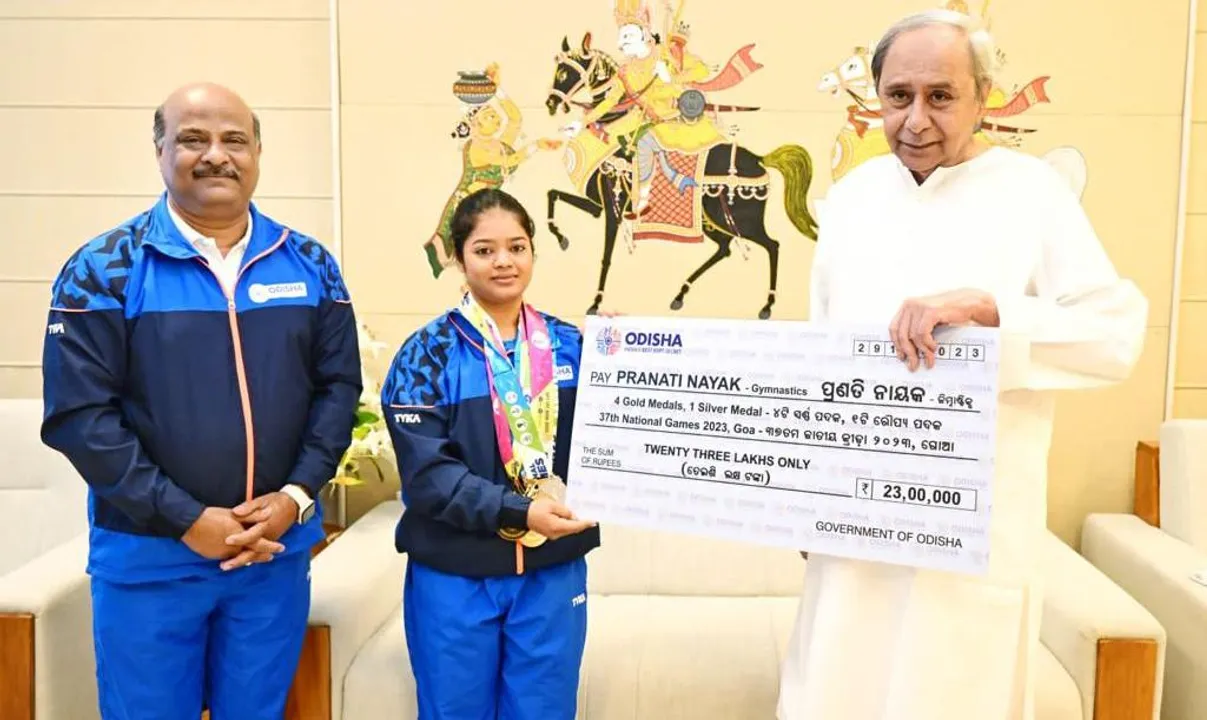  Odisha CM felicitates National Games gold medalist Pranati Nayak with cash award
