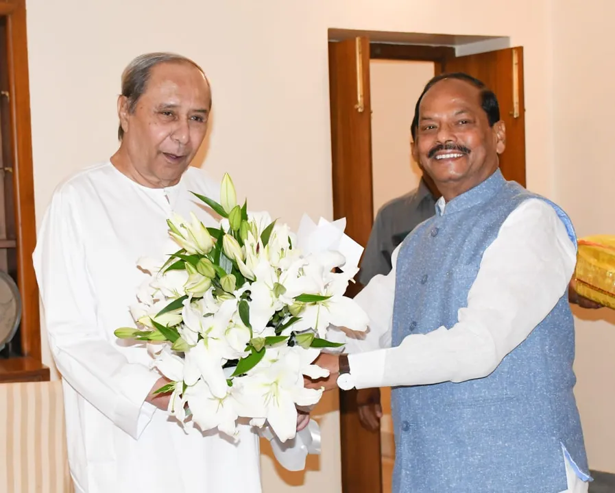  Odisha Governor meets CM at Naveen Niwas; Congress terms it violation of protocol