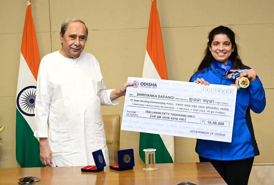  Odisha CM felicitates Ace Shooter Shriyanka Sadangi with cash awards for her exceptional performance at the 15th Asian Shooting Championship