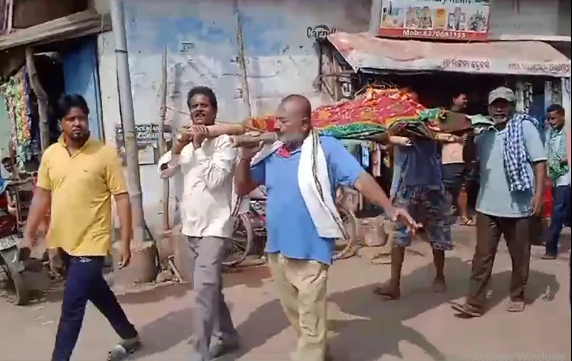  The city of brotherhood sets one more example; Muslim youths perform last rites of Hindu woman