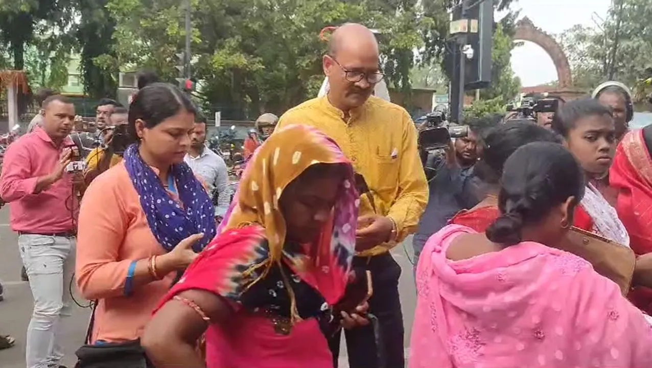  Queue at RBI Bhubaneswar for Rs 2000 notes exchange: EOW, ED teams question people at spot