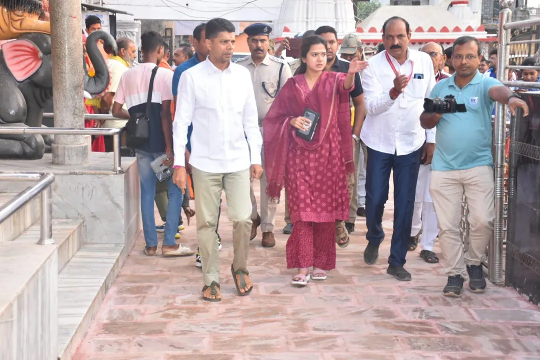  Odisha 5T Chairman reviews transformation works of Samaleswari Temple in Sambalpur