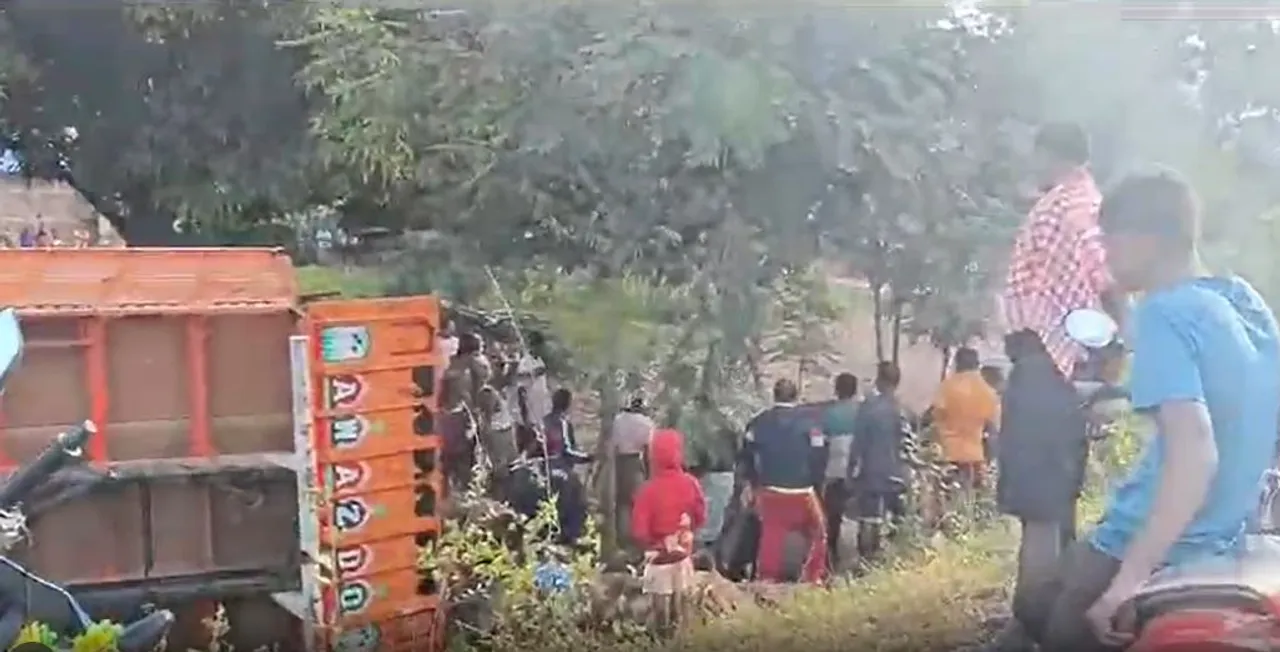  11 cattle killed as traffickers overturn truck intentionally to escape in Odisha's Keonjhar