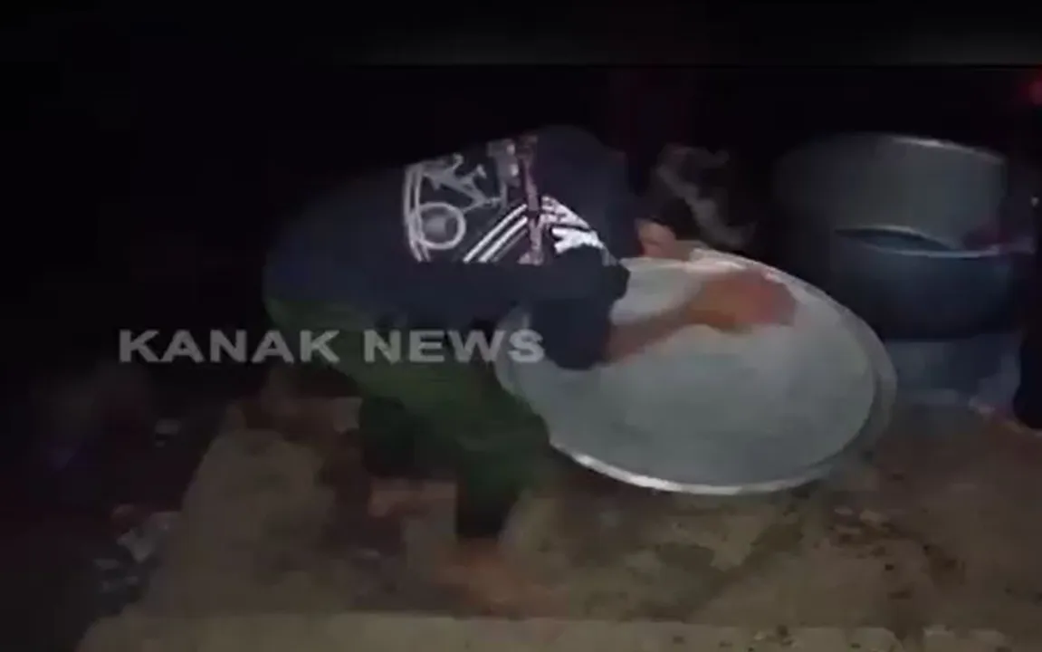  Teacher makes school students wash utensils after feast in Odisha's Puri